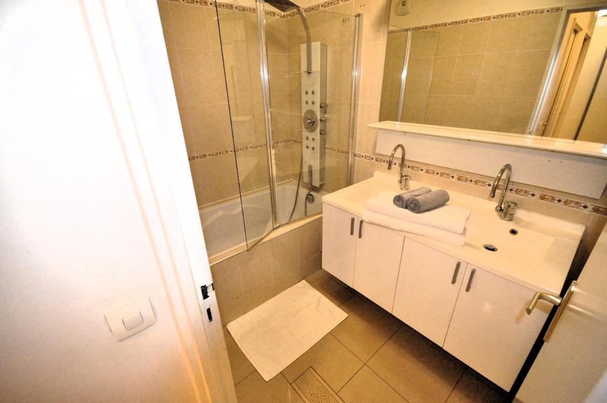 Spacious, Bright With Private Parking Appartement