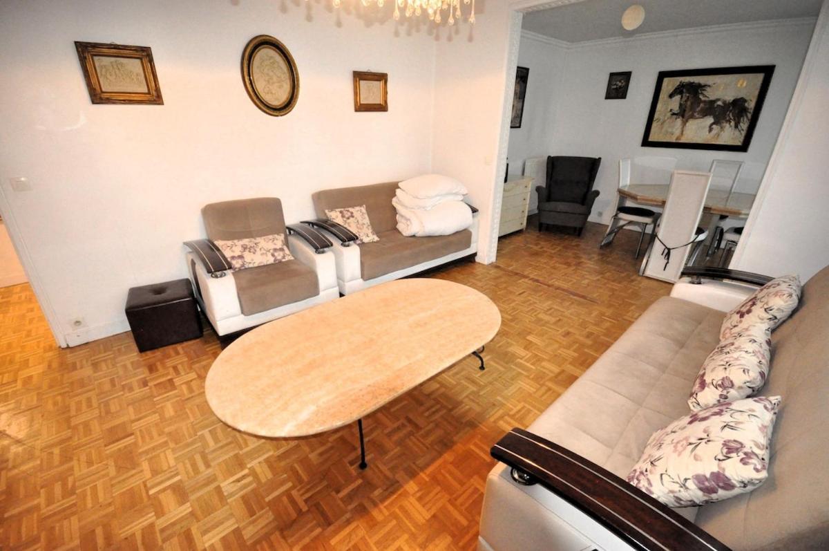 Spacious, Bright With Private Parking Appartement