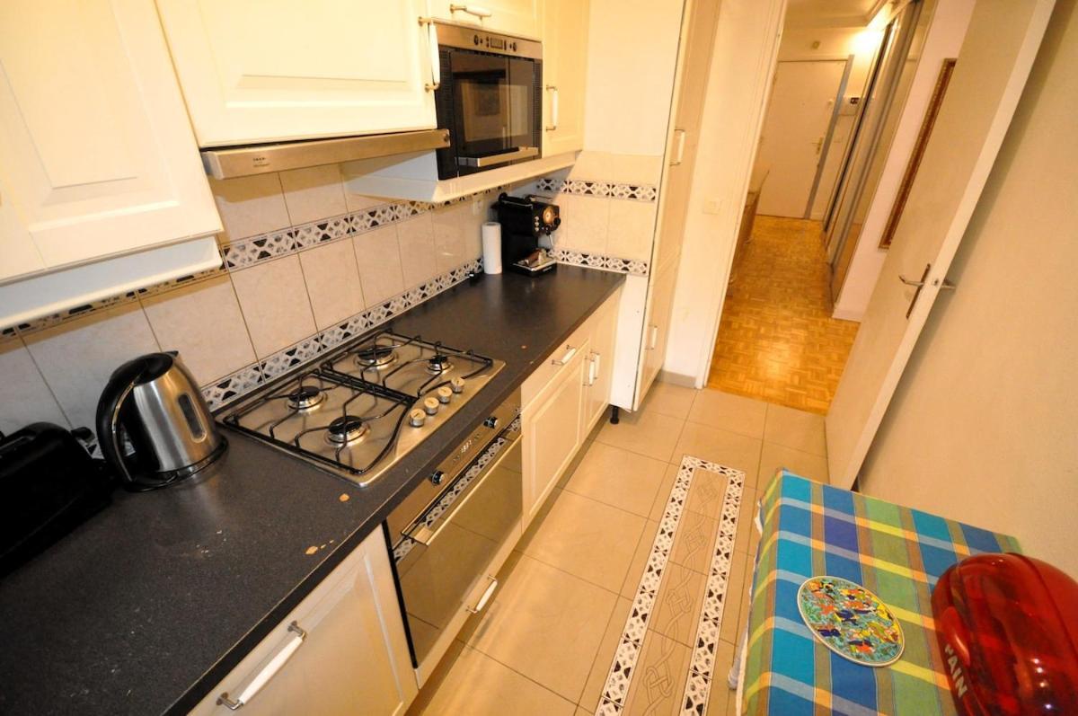 Spacious, Bright With Private Parking *