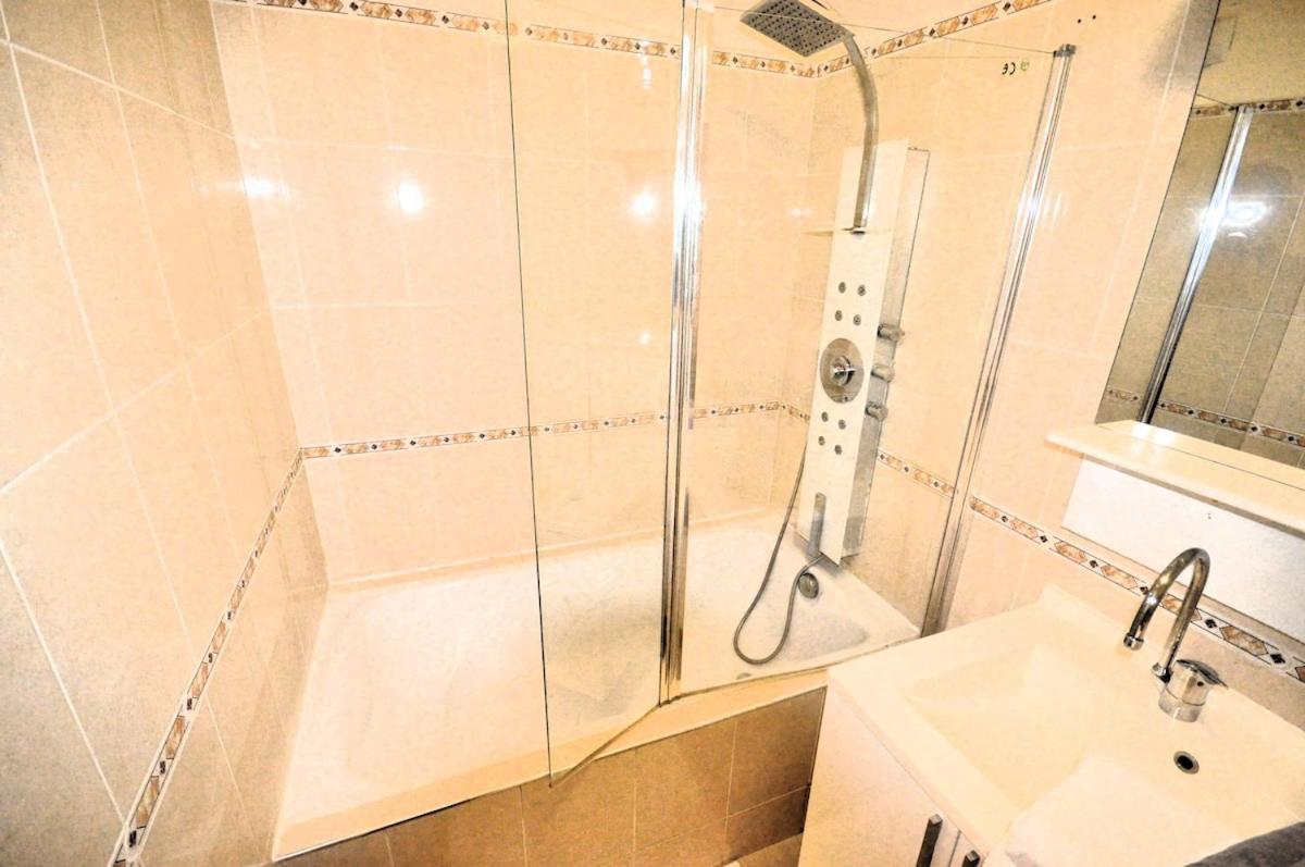 Spacious, Bright With Private Parking Appartement Paris